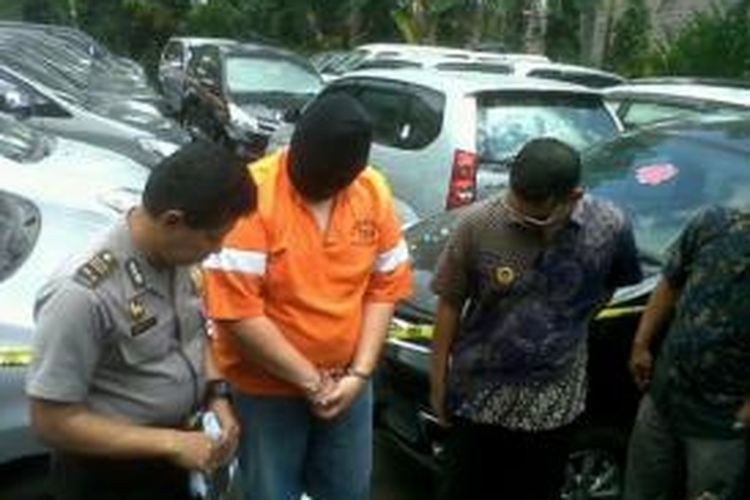 LAS (tengah) diringkus aparat Polresta Malang karena menggelapkan 24 mobil rental.