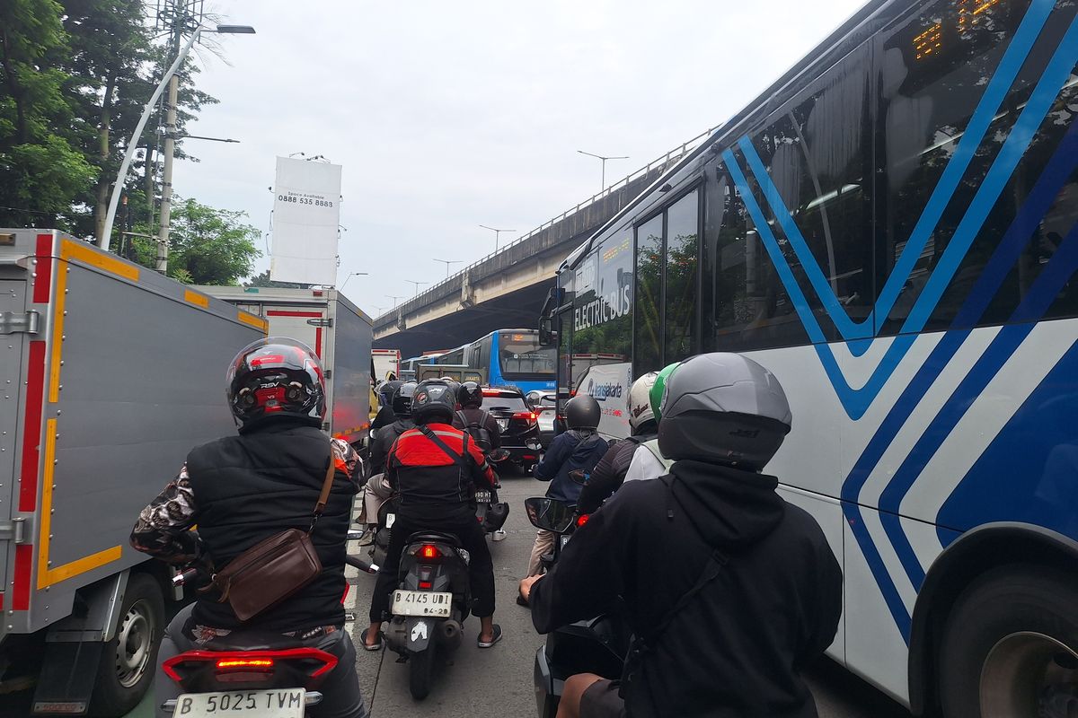 Jalan Yos Sudarso arah Pelabuhan Tanjung Priok, Jakarta Utara,