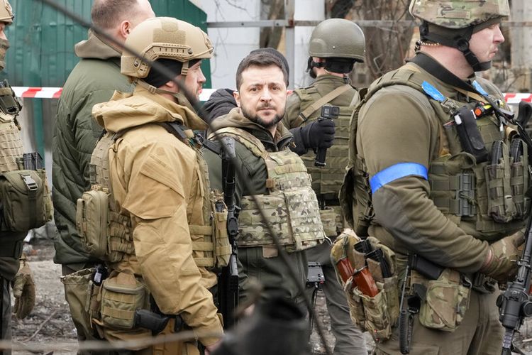 Presiden Ukraina Volodymyr Zelensky memeriksa lokasi pertempuran baru-baru ini di Bucha, dekat Kyiv, Ukraina, Senin, 4 April 2022. 