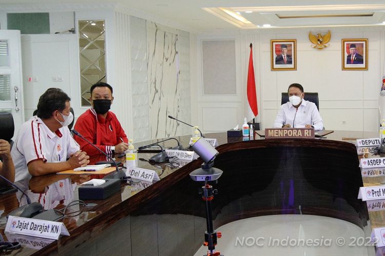 Menteri Pemuda dan Olahraga Zainudin Amali, CdM (Chef de Mission) Kontingen Indonesia untuk SEA Games Ferry J Kono bersama wakilnya Tubagus Ade Lukman dalam rapat persiapan SEA Games di Kantor Kemenpora, Rabu (13/04/2022).