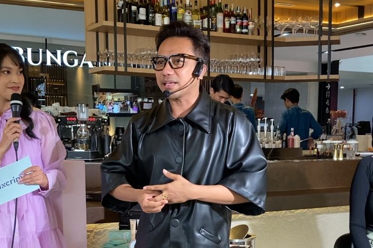 Bubah Alfian dalam peluncuran Blur & Cover Two-Way Cake terbaru di Sarinah Mall, Jakarta, Senin (27/5/2024).