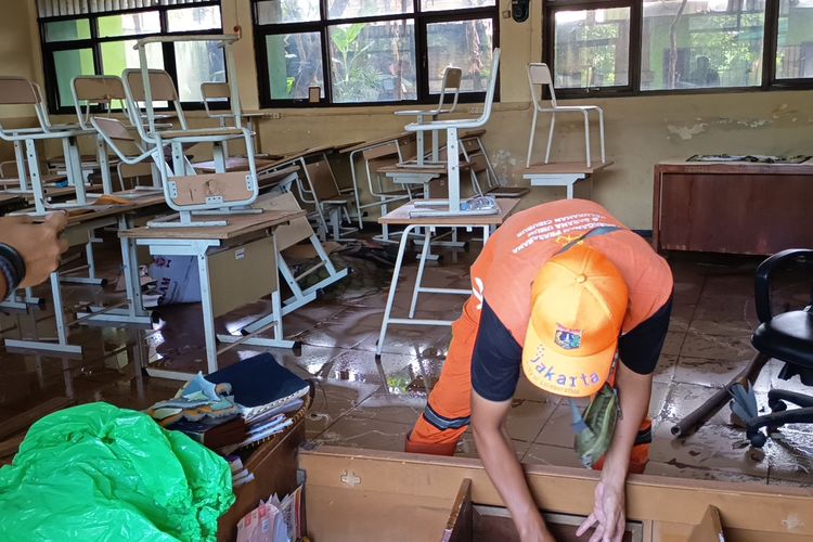 Pembersihan SMAN 99 Jakarta Pascabanjir Ditargetkan Rampung Sepekan