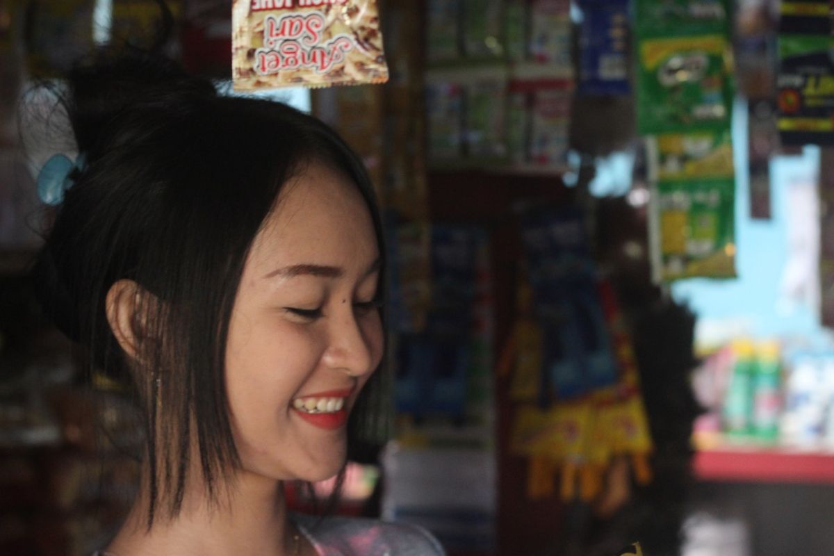 Tak hanya cantik, Intan Rose (23), penjaga warung asal Cianjur, Jawa Barat, yang wajahnya dianggap mirip selegram Anya Geraldine ini juga selalu ramah saat melayani pembeli.