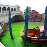 Air di Venesia Mendadak Berubah Warna Jadi Hijau Neon