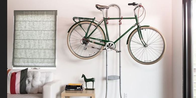 Daripada membuang-buang uang parkir sepeda, kenapa tidak memarkir sepeda kesayangan Anda di dinding apartemen Anda sendiri? 