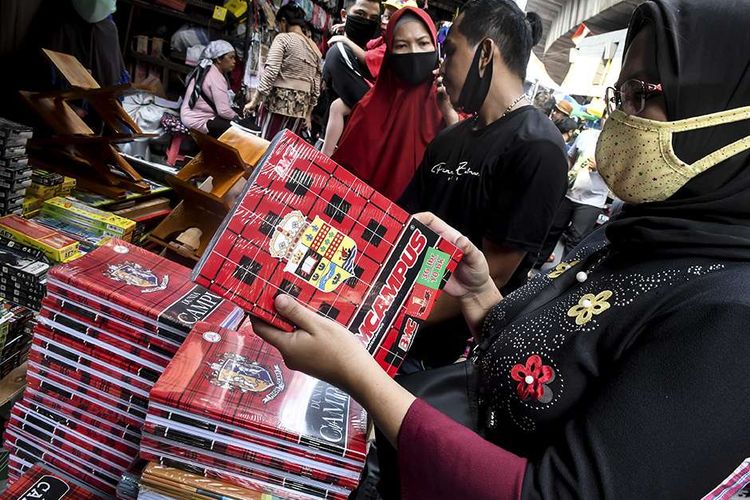 Pembeli memilih perlengkapan alat tulis di Pasar Pagi, Asemka, Jakarta, Minggu (12/7/2020). Sejumlah pedagang mengatakan, jelang ajaran baru sekolah yang dimulai 13 Juli 2020 penjualan buku tulis dan alat tulis di pasar tersebut meningkat hingga 20 persen meski masih dalam masa Pembatasan Sosial Berskala Besar (PSBB) transisi fase kedua. ANTARA FOTO/Muhammad Adimaja/aww.