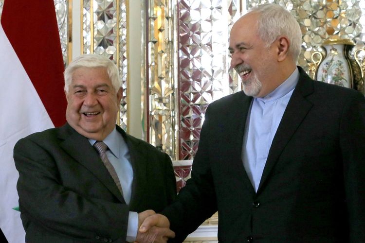 Menteri Urusan Luar Negeri Iran, Mohammad Javad Zarif (kanan) saat menyambut tamunya, Menlu Suriah, Walid Mouallem, yang berkunjung ke Teheran, Selasa (5/2/2019).