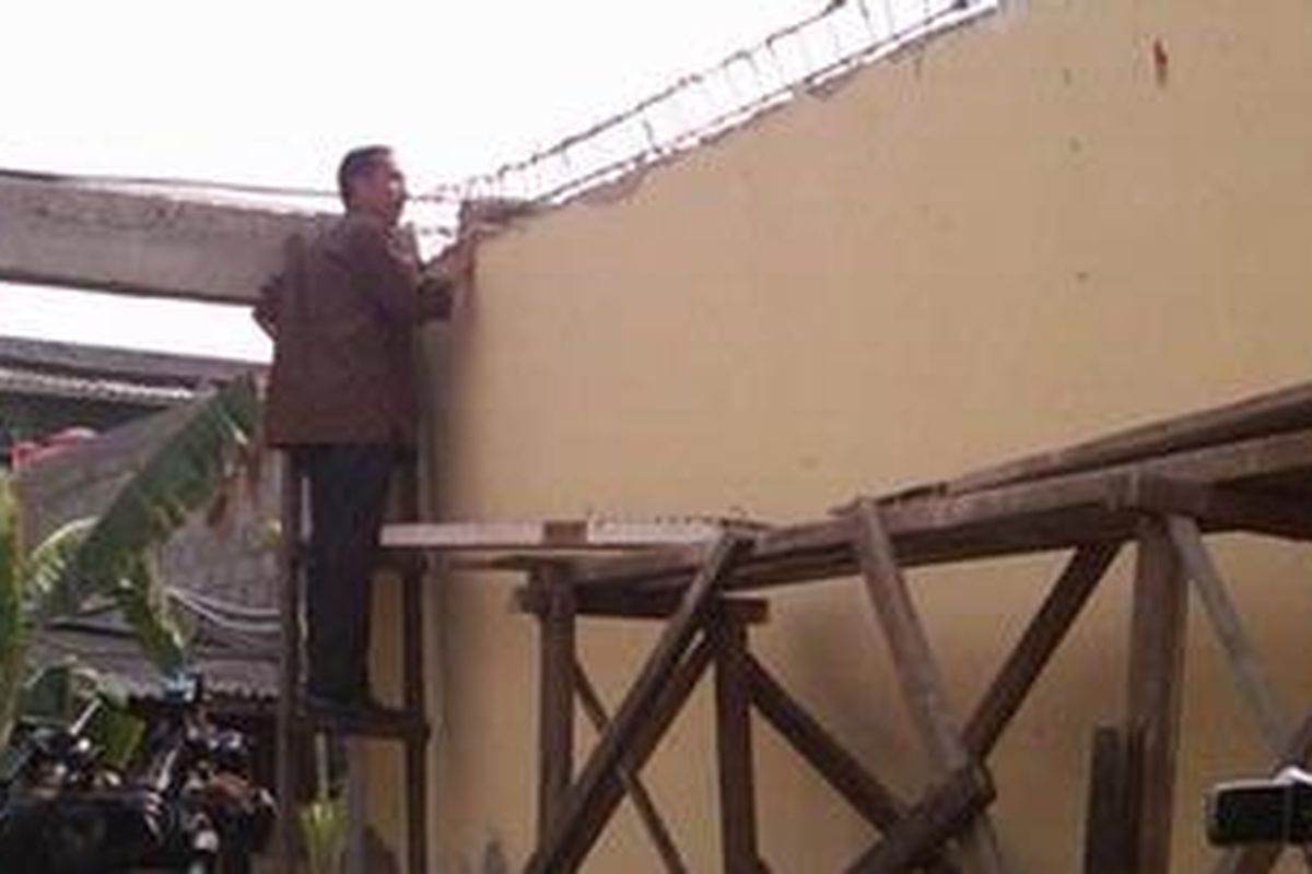 Gubernur DKI Jakarta Joko Widodo meninjau SD Negeri 03 Pagi Rawamangun, Pulogadung, Jakarta Timur, Kamis (8/11/2012) siang. Peninjauan itu terkait ambruknya atap salah satu bangunan sekolah pada Selasa (6/11/2012) malam.