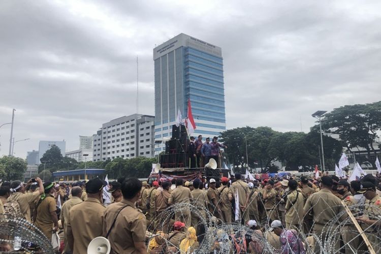 Ribuan massa aksi dari Persatuan Perangkat Desa Seluruh Indonesia (PPDI) di depan Gedung DPR/MPR, Senayan, Jakarta, Rabu (25/1/2023). 