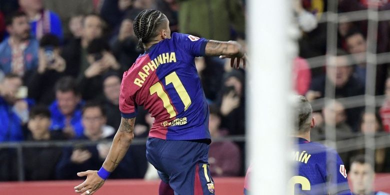 Aksi Raphinha di Stadion Ramon Sanchez Pizjuan yang menjadi arena laga pekan ke-23 Liga Spanyol 2024-2025 Sevilla vs Barcelona, Minggu (9/2/2025) atau Senin dini hari WIB. 
