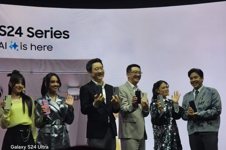 (kiri ke kanan) Team Galaxy Vonzy dan Lyodra, Presiden Samsung Elektronik Indonesia (SEIN) Harry Lee, Head of Mobile Experience Business SEIN, serta Team Galaxy Dian Sastro dan Jerome Polin memamerkan Samsung S24 series terbaru, Kamis (1/2/2024).