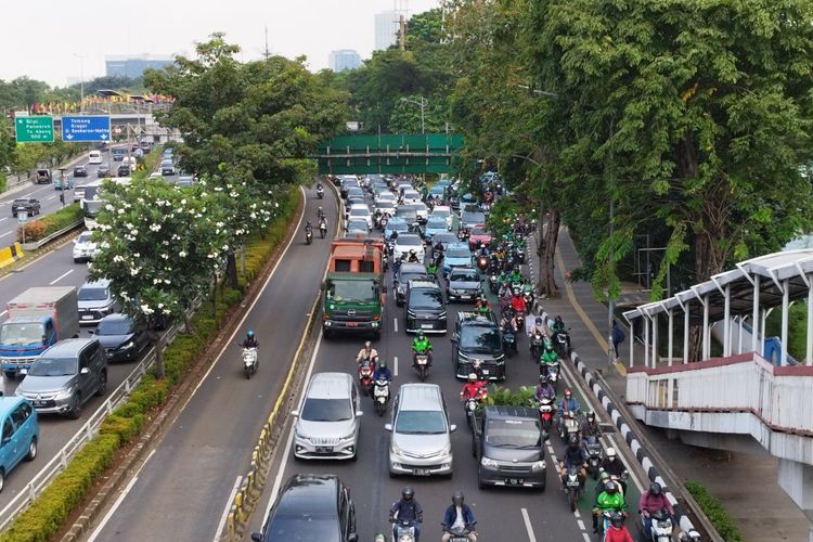 Pertemuan Jalan Gerbang Pemuda dan Gatot Subroto padat dan semrawut, Jakarta Pusat, Selasa (6/6/2023). (KOMPAS.com/XENA OLIVIA)