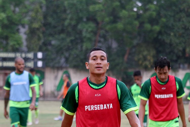 Pemain Persebaya Surabaya, M. Syafiuddin latihan rutin selama Liga 1 2019 di Lapangan Mapolda Jatim, Surabaya, Jawa Timur, Jumat (01/1/2019) sore.