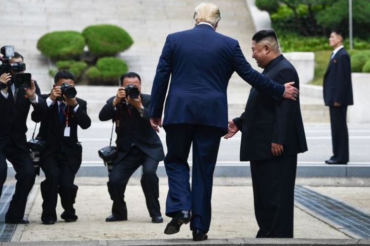Trump masuk ke sisi utara garis demarkasi militer yang memisahkan Korea Utara dan Selatan pada Juni 2019. Dengan melakukan itu, dia menjadi presiden AS pertama yang melewati batas.