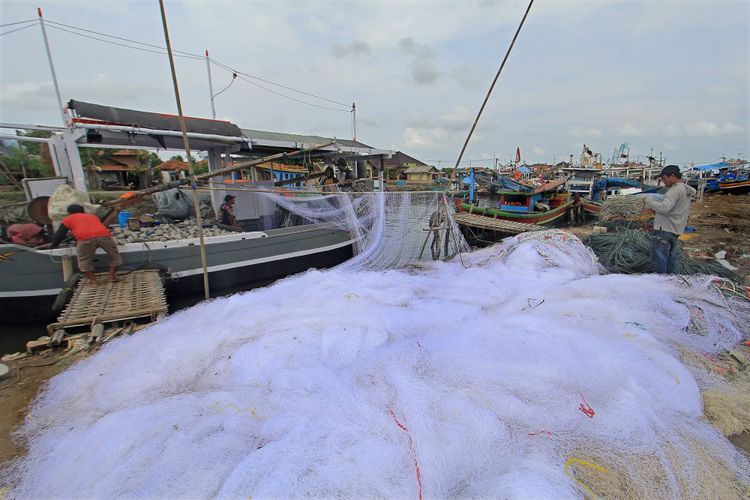 Nelayan menyiapkan jaring insang (gill net) sebelum melaut di Karansong, Indramayu, Jawa Barat, Minggu (14/1). Nelayan arad (mini trawl) di daerah tersebut mulai mengganti jaring mereka menggunakan jaring insang untuk menghindari sangsi hukum terkait pelarangan penggunaan cantrang dan jaring trawl. ANTARA FOTO/Dedhez Anggara/foc/18.