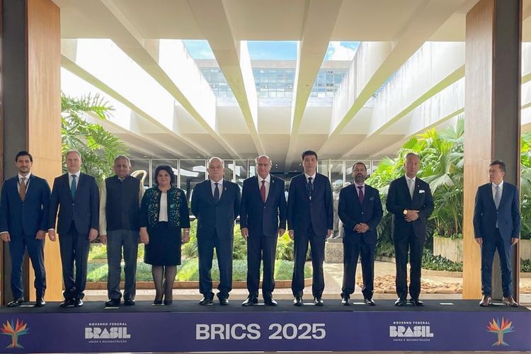 Menteri Perindustrian RI Agus Gumiwang Kartasasmita (kedua kanan) berfoto bersama dengan para Menteri/Wakil Menteri Industri negara-negara anggota BRICS di sela-sela kegiatan BRICS Ministers of Industry Meeting di Brasil, Selasa (20/5/2025) waktu setempat.
