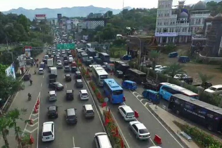 Ilustrasi kemacetan di jalur Simpang Gadog, Ciawi, Bogor, Jawa Barat.