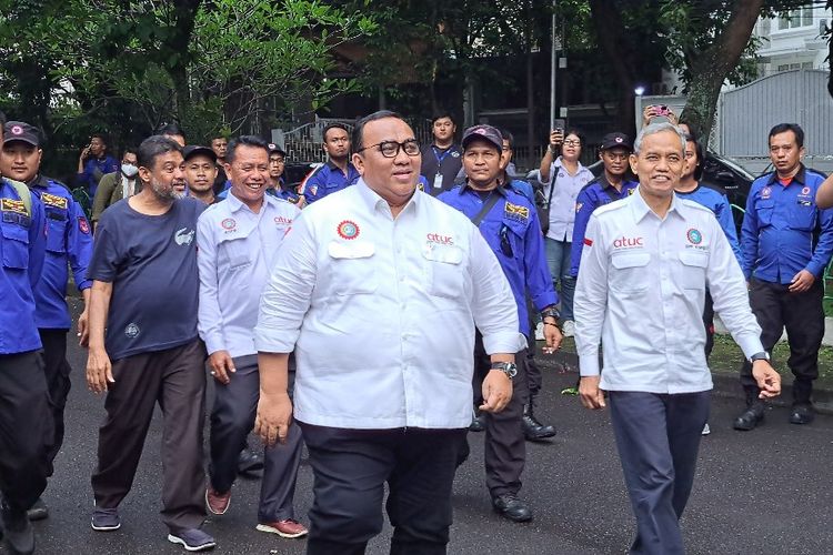 Presiden Konfederasi Serikat Pekerja Seluruh Indonesia (KSPSI) Andi Gani Nena Wea mendatangi kantor perwakilan Pemerintah Provinsi Jawa Tengah, Jakarta, untuk bertemh Gubernur Jawa Tengah Ganjar Pranowo, Senin (1/5/2022).