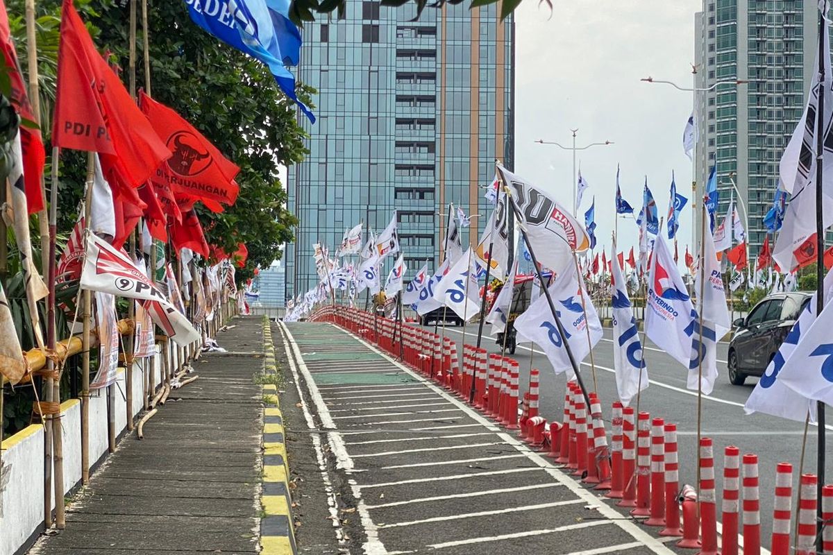 Sejumlah bendera partai terpampang di Jembatan Ciliwung Cokroaminoto, Jalan HOS Cokroaminoto, Jakarta Selatan, dari arah Menteng menuju Kuningan. 
