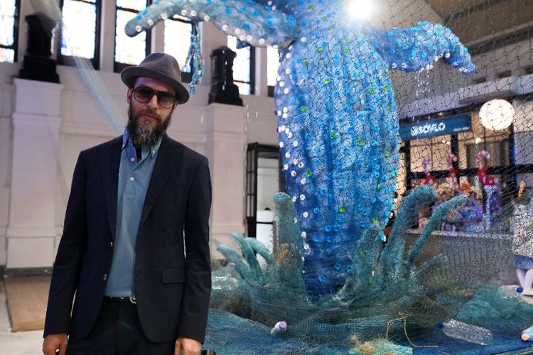Aktor Alex Abbad menciptakan instalasi yang terinspirasi dari dunia laut pandora yang ada dalam film Avatar 2: The Way of Water.