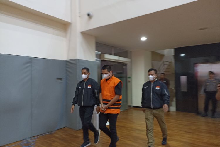 Mantan Komisaris PT Wijaya Karya (Wika) Beton, Dadan Tri Yudianto akhirnya mengenakan rompi oranye bertuliskan ?Tahanan Komisi Pemberantasan Korupsi (KPK), Selasa (6/6/2023) malam.