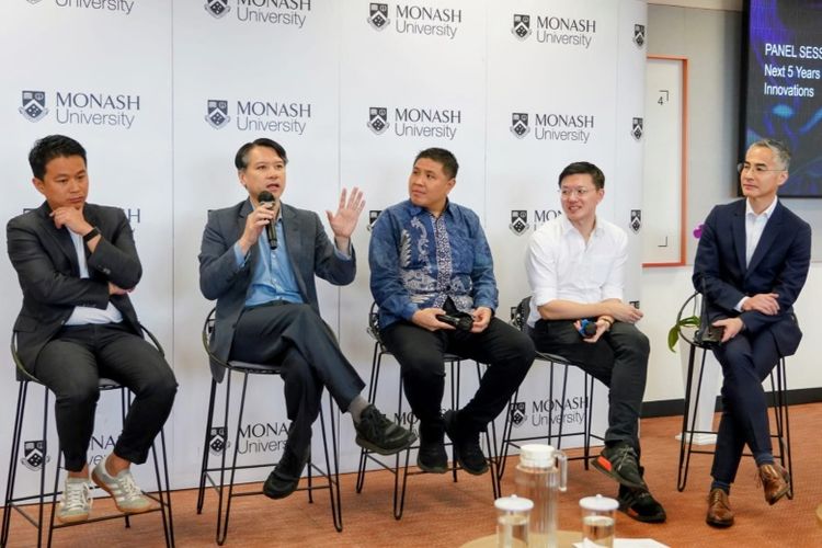 Dari kiri ke kanan: Adithia Kwee (Founder Kaiser Clinic), Mulyawan Gani (Chief Transformation & Data Officer Sinar Mas Land), Charlie Hartono (AVPN Indonesia Country Director), Robby Hertanto (CEO Increase Laboratorium Indonesia), dan Professor Derek Chew (Service Director, Victorian Heart Hospital, Monash Heart & Director of Cardiac Informatics Research, Victorian Heart Institute, Monash University) dalam acara Innovation Across Borders, sesi diskusi panel bertajuk ?Next 5 Years in Cardiovascular Disease (CVD) Innovations?, pada Kamis (31/7) lalu di Green Office Park (GOP) 9, BSD City. Acara ini sukses dilaksanakan Monash University Indonesia bersama Sinar Mas Land, yang dihadiri oleh 100 peserta, termasuk para profesional di bidang riset, tenaga kesehatan, hingga perusahaan yang berfokus pada inovasi dan organisasi penelitian klinis. 