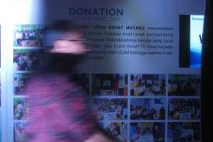 Pengunjung melewati booth tanggung jawab sosial (CSR) Panasonic Gobel Indonesia (PGI) bertajuk Viera Sehat Mataku. Sejak April 2016 sampai dengan Maret 2017, PGI menyisihkan dana dari perusahaan Rp 5.000 per unit pembelian televisi Viera untuk membantu anak-anak penderita kanker mata retinoblastoma.