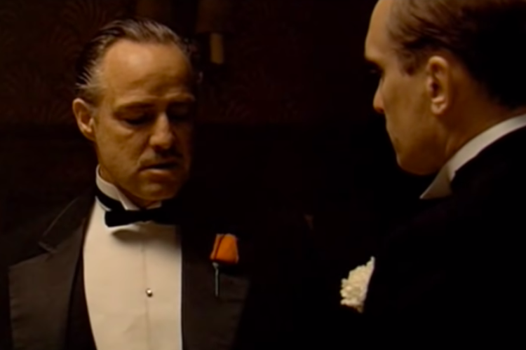 Tangkapan layar film The Godfather, saat consigliere Tom Hagen bersama bos mafia Don Vito Corleone