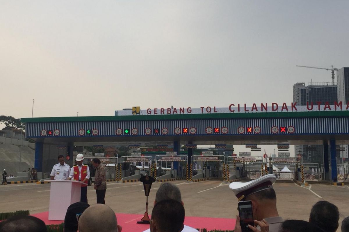 Presiden Joko Widodo meresmikan Jalan Tol Depok-Antasari di depan Gerbang Tol Cilandak Utama, Kamis (27/9/2018).