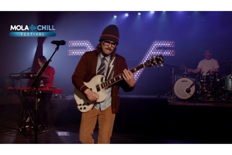 Weezer saat mengguncang Mola Chill festival London dengan lagu-lagu andalannya
