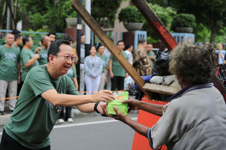 APP Group dan Tzu Chi APP Thamrin membagikan takjil dalam kemasan ramah lingkungan bagi masyarakat sekitar, pedagang, ojek online, kurir, cleaning service, security, dan pekerja lainnya di daerah Thamrin, Jakarta (26/3/2024).