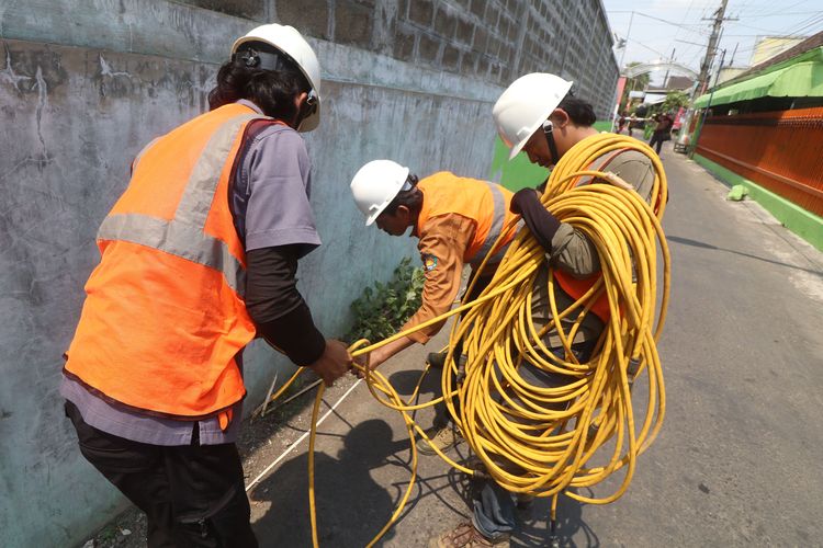 Petugas dari Istitut Teknologi Sepuluh Nopember (ITS) memasang kabel saat meneliti karakteristik tanah menggunakan metode geolistrik di kawasan yang tercemar minyak di Kelurahan Tempurejo, Kota Kediri, Jawa Timur, Senin (11/9/2023). Pemerintah daerah setempat mendatangkan tim dari ITS guna mengetahui sebaran dan asal usul pencemaran minyak pada 14 sumur warga. ANTARA FOTO/Prasetia Fauzani/Spt.