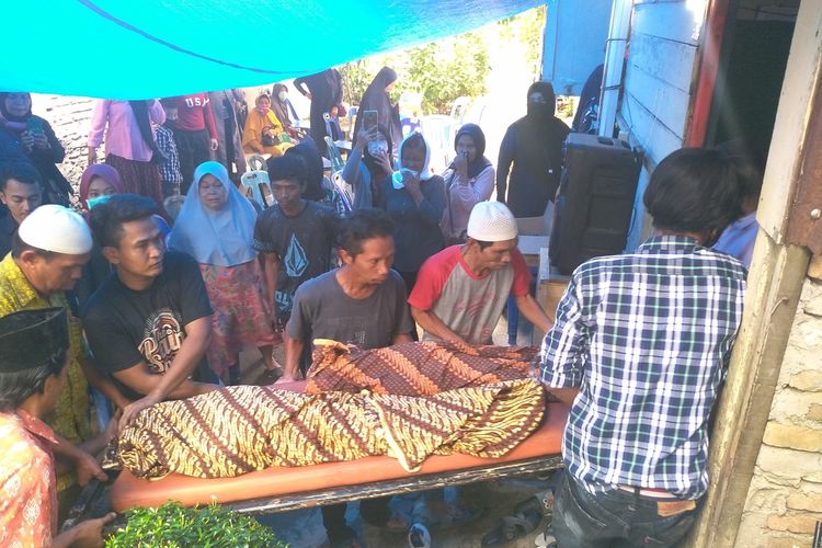 Jasad IF dan RA tiba di dalam rumah duka di Gang Ksatria, Kelurahan Sei Mati, Kecamatan Medan Maimun. Suasana duka terasa di rumah tinggal Nek Anak di pinggir Sungai Deli.