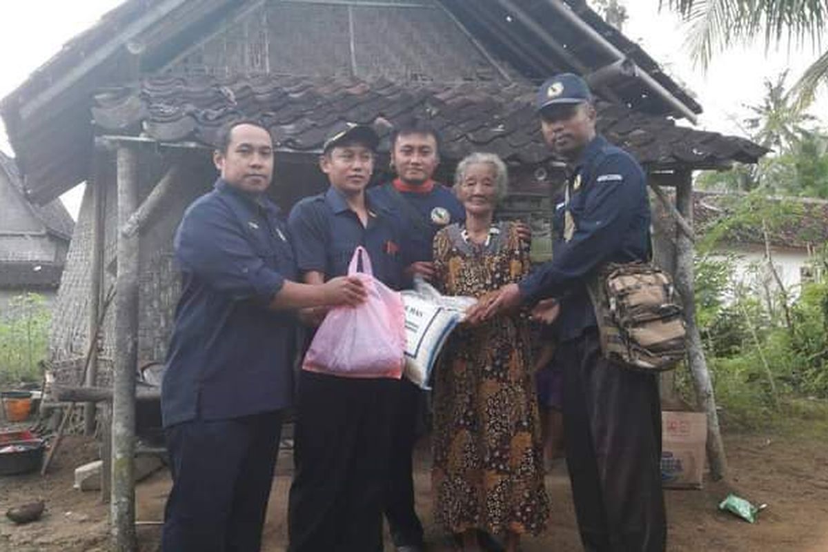 Tenaga Kesejahteraan Sosial Tingkat Kecamatan (TKSK) Kabupaten Tulungagung memberikan bantuan untuk Nenek Binah pada 2017 silam.