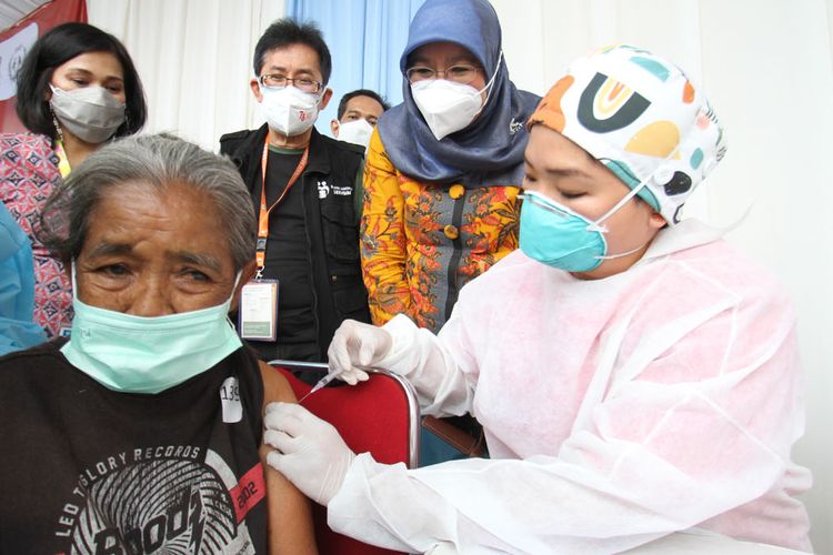 Di tengah pandemi yang berkepanjangan, PT Unilever Indonesia, Tbk. kembali menunjukkan komitmennya dalam mendukung percepatan laju vaksinasi dengan memberikan akses vaksinasi kepada salah satu kelompok pekerja sektor informal yang sangat terdampak, yaitu komunitas pemulung. Didukung Dinas Kesehatan dan Dinas Lingkungan Hidup Pemerintah Provinsi DKI Jakarta, Unilever Indonesia berkolaborasi dengan Sentra Vaksinasi Serviam dan Perkumpulan Pemulung Indonesia Mandiri (PPIM) memberikan vaksinasi Covid-19 kepada 300 anggota komunitas pemulung, yang diawali dengan batch pertama sebanyak 150 orang di kawasan Pulogadung (Cakung), Jakarta Timur.