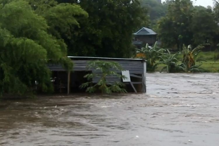 Hujan yang mengguyur sejak pagi membuat air sungai meluap hingga menyeret dua rumah warga.