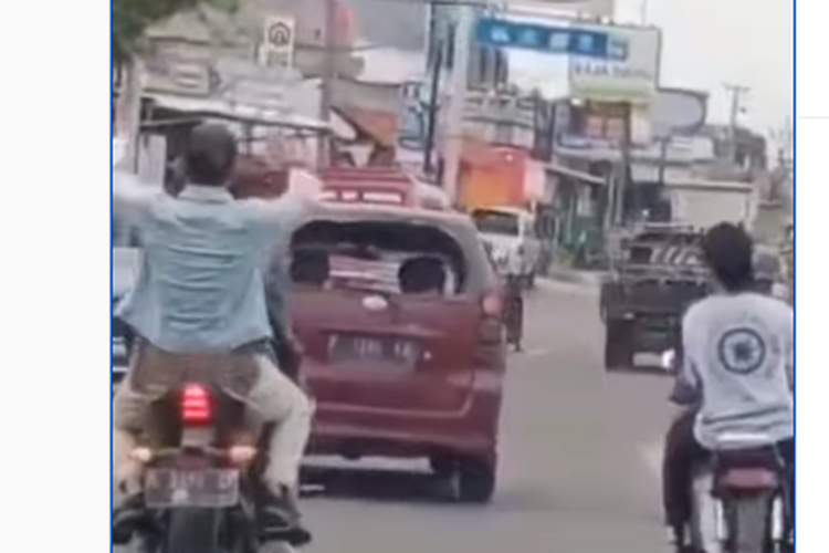 Tangkapan layar video viral pengejaran pelaku tabrak lari di Cirebon, Jawa Barat, Sabtu (8/1/2022). 