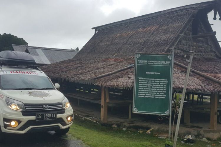 Rumah Adat Sasadu di Desa Gamtala, Jailolo, Halmahera, Maluku, masih terpelihara secara turun-temurun. Rumah yang berfungsi seperti banjar ini menekankan nilai keberagaman karena menjadi tempat berkumpul semua suku, agama, dan budaya.