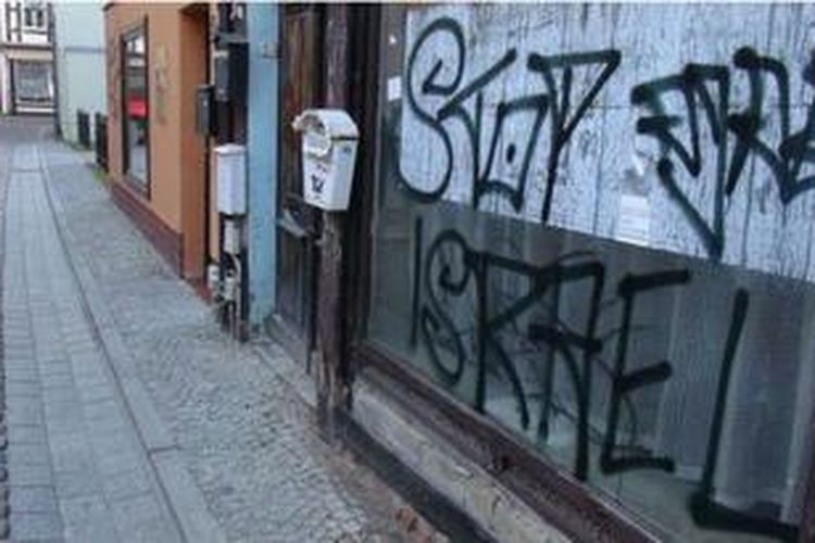 Swastika dan slogan-slogan anti-Yahudi di kota Salzwedel, Jerman.