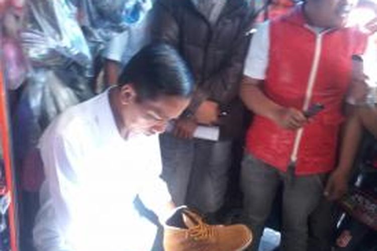 Bakal calon presiden dari PDI Perjuangan (PDI-P) Joko Widodo alias Jokowi sempat mampir membeli sepatu boot di sela kampanye blusukannya ke Cisarua, Bogor, Sabtu (29/3/2014) pagi.