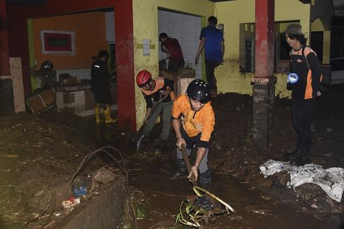 BERITA FOTO: Detik-detik Banjir Bandang Terjang Sukabumi, 2 Warga Hilang