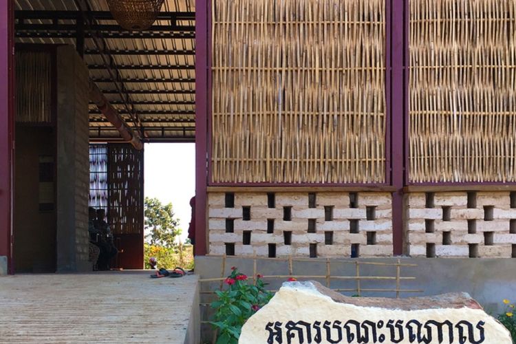 Bahan utama gedung dibangun dari batu bata, namun dindingnya terbuat dari singkong dan plester pasir.
