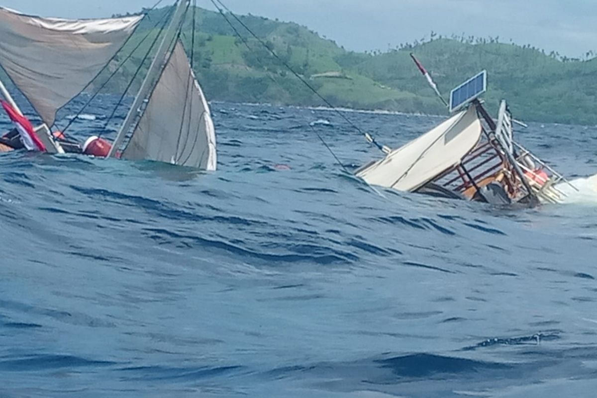 Kapal yang ditumpangi rombongan presiden tenggelam di Labuan Bajo, Selasa (21/1/2020).