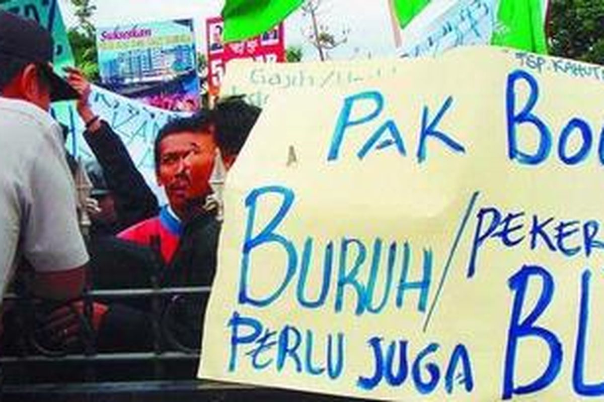 Buruh kehutanan menuntut kenaikan upah saat berunjuk rasa di Kantor Gubernur Kalimantan Timur, Kamis (12/6) di Samarinda. Akibat kenaikan harga BBM, buruh kian susah memenuhi kebutuhan mereka, seperti menyekolahkan anak dan membayar uang sewa tempat tinggal.