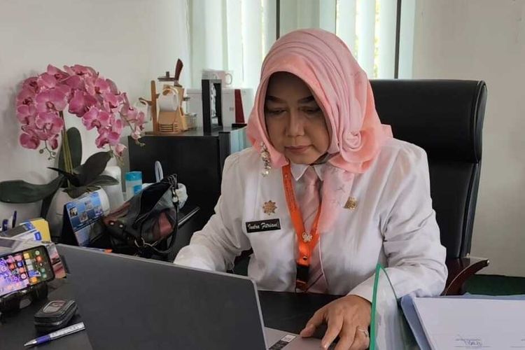 Kepala Dinas Sosial Kabupaten Cirebon Indra Fitriani memberikan penjelasan terkait aplikasi milik Pemkab Cirebon yang kini ramai dibicarakan banyak pihak, saat ditemui Kompas.com di ruang kerjanya, Kamis (11/7/2024) siang.
