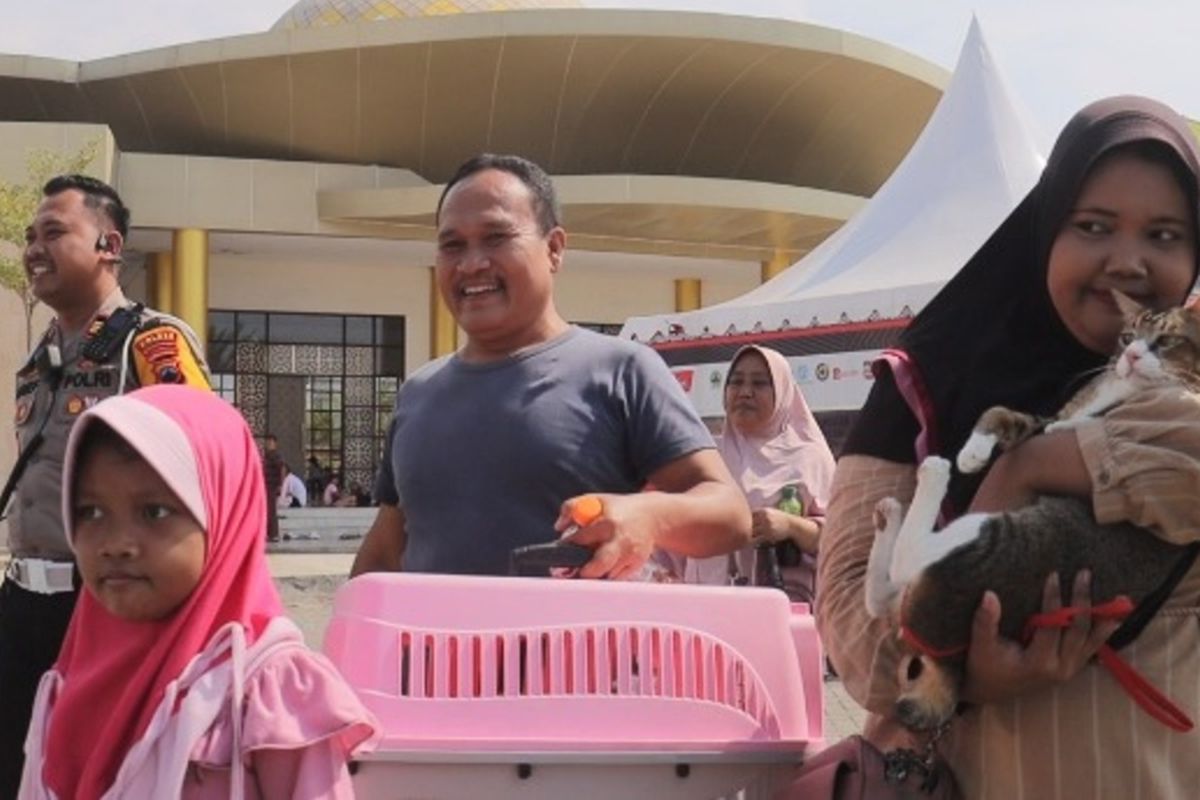 Momen Haru Pemudik asal Cakung Bertemu Kucing Kesayangan yang Tertinggal di Rest Area 319 B Tol Pemalang- Batang