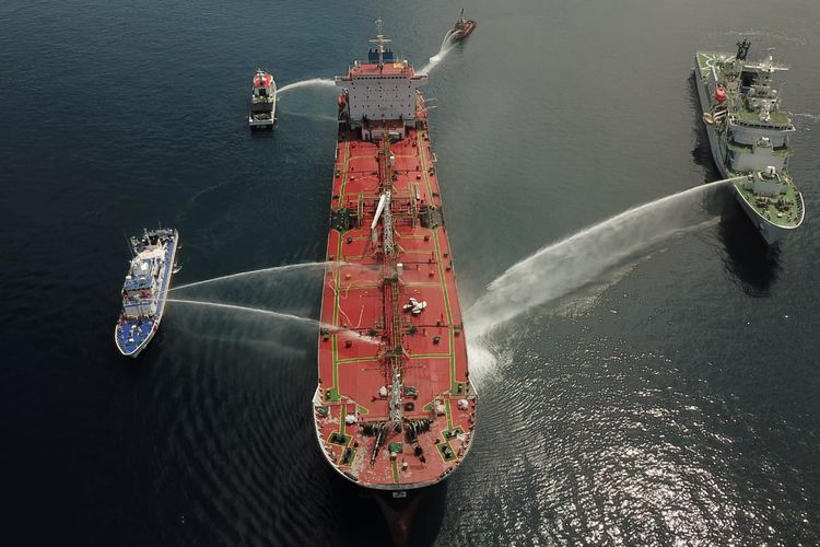 Aksi simulasi dibuat nyata oleh Kementerian Perhubungan libatkan penjaga laut dari Filipina dan Jepang atasi kecelakaan kapal penumpang serta minyak tumpah di Perairan Makassar, Kamis (26/5/2022).