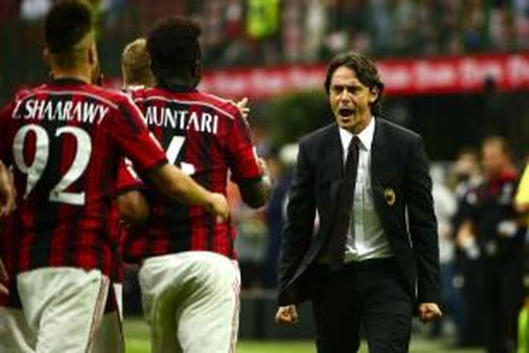 Gelandang AC Milan, Sulley Muntari, merayakan golnya bersama pelatih Filippo Inzaghi, seusai pemain Ghana tersebut membobol gawang Lazio, Minggu (31/8/2014). 