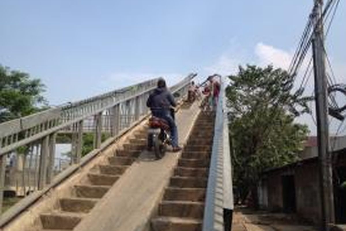 Salah satu jembatan penyeberangan yang ada di Jalan Lingkar Luar, Jakarta Barat, Selasa (5/5/2015). Jembatan ini gemar digunakan para pengendara sepeda motor untuk menyeberang dari sisi jalan yang satu ke sisi lainnya.
