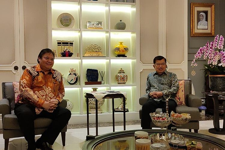 Ketua Umum Partai Golkar Airlangga Hartarto berkunjung ke rumah Wakil Presiden ke-10 dan 12 Jusuf Kalla (JK) di Dharmawangsa, Jakarta Selatan, Kamis (4/5/2023) malam. 